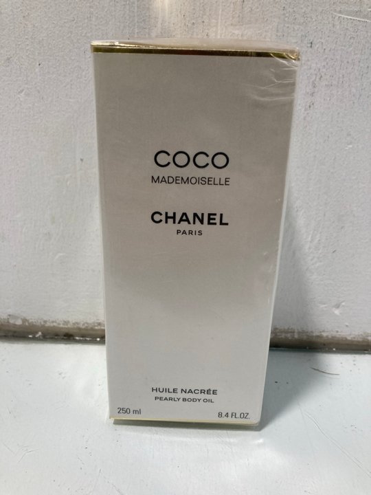 Lot 1062  
            Marchington SR13 - Parcel Delivery Only 

                
CHANEL 250ML COCO MADEMOISELLE PEARLY BODY OIL (SEALED) - ORIGINAL RRP £110: LOCA...