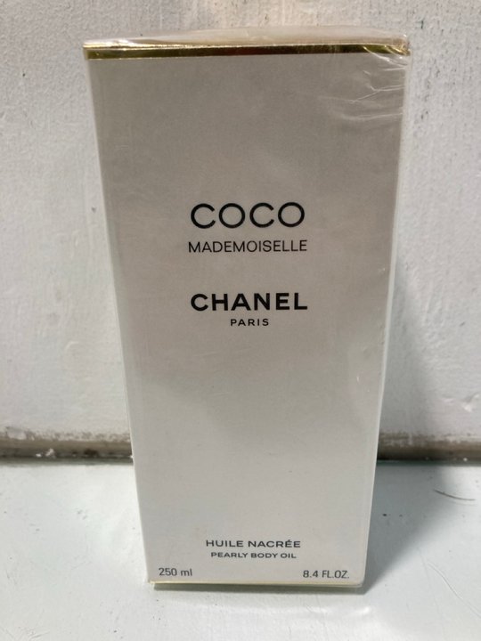 Lot 1064  
            Marchington SR13 - Parcel Delivery Only 

                
CHANEL 250ML COCO MADEMOISELLE PEARLY BODY OIL (SEALED) - ORIGINAL RRP £110: LOCA...
