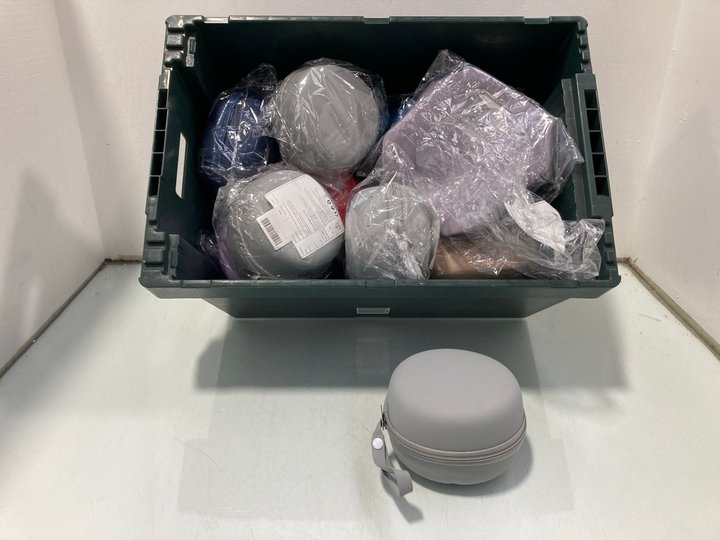 Lot 1076  
            Marchington SR13 - Parcel Delivery Only 

                
QTY OF ZIP UP HEADPHONE CASES IN VARIOUS COLOURS TO INCLUDE FABRIC TRAVEL CASE IN...