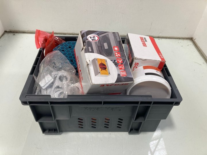 Lot 1083  
            Marchington SR13 - Parcel Delivery Only 

                
QTY OF ASSORTED HARDWARE ITEMS TO INCLUDE FUZE 500ML FERPRIME RUST CONVERTER: LOC...