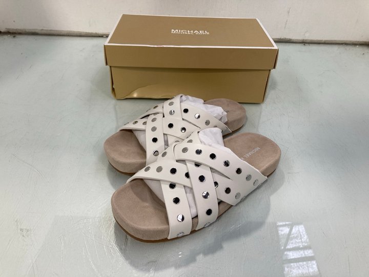 Lot 1090  
            Marchington SR13 - Parcel Delivery Only 

                
MICHAEL KORS WOMENS IRENE FLAT SANDALS IN OPTIC WHITE - SIZE US 7.5: LOCATION - D13