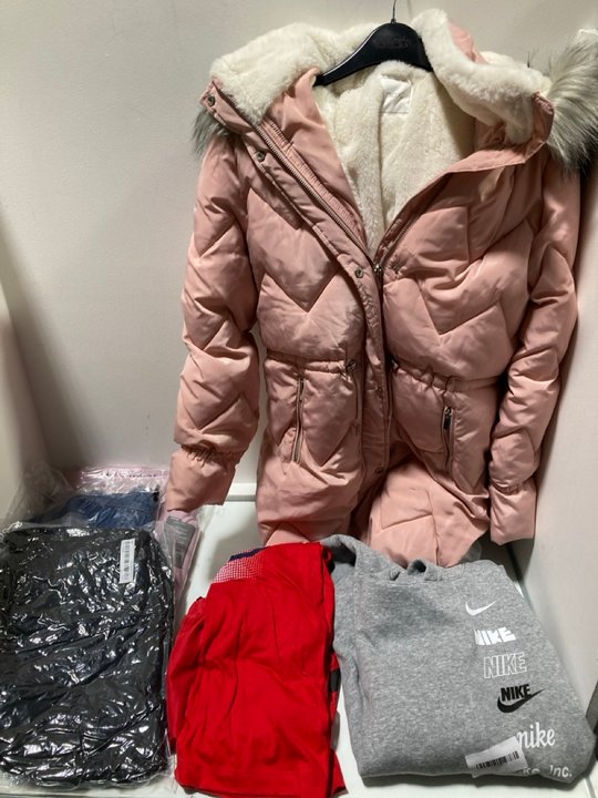 Lot 1112  
            Marchington SR13 - Parcel Delivery Only 

                
QTY OF ASSORTED CHILDRENS CLOTHING IN VARIOUS SIZES TO INCLUDE NIKE 3 PACK COTTON...