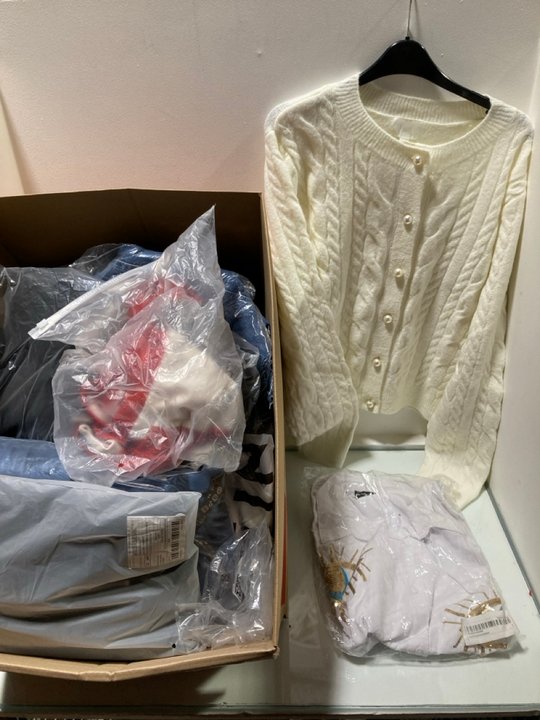 Lot 1118  
            Marchington SR13 - Parcel Delivery Only 

                
QTY OF ASSORTED WOMENS CLOTHING - SIZE UK LARGE & 14 TO INCLUDE H&M PEARL BUTTON ...