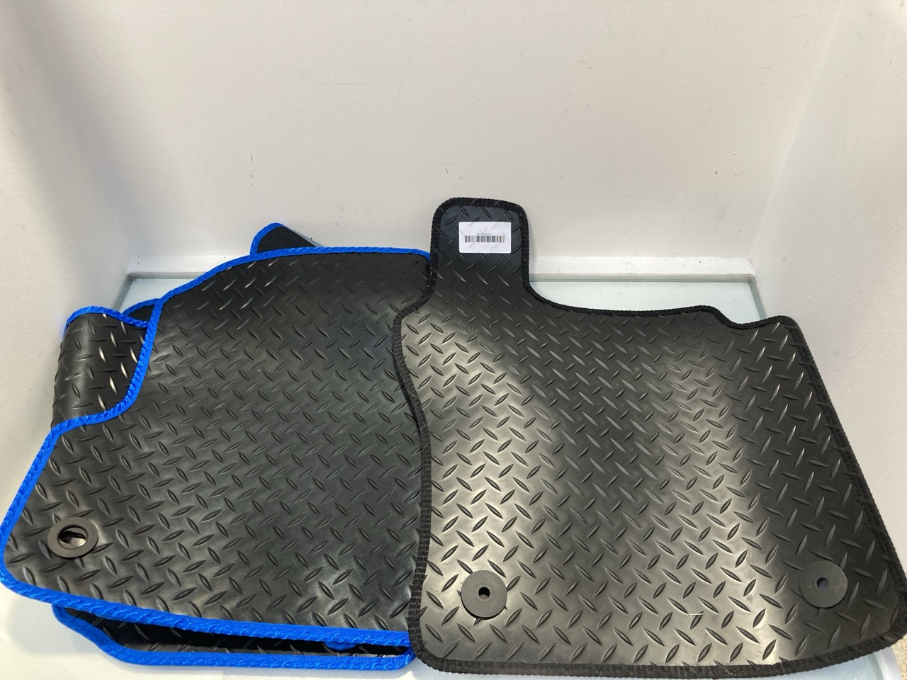 Lot 111  
            Marchington SR13 - Parcel Delivery Only 

                
QTY OF ASSORTED CAR MATS IN BLACK / BLUE: LOCATION - C16