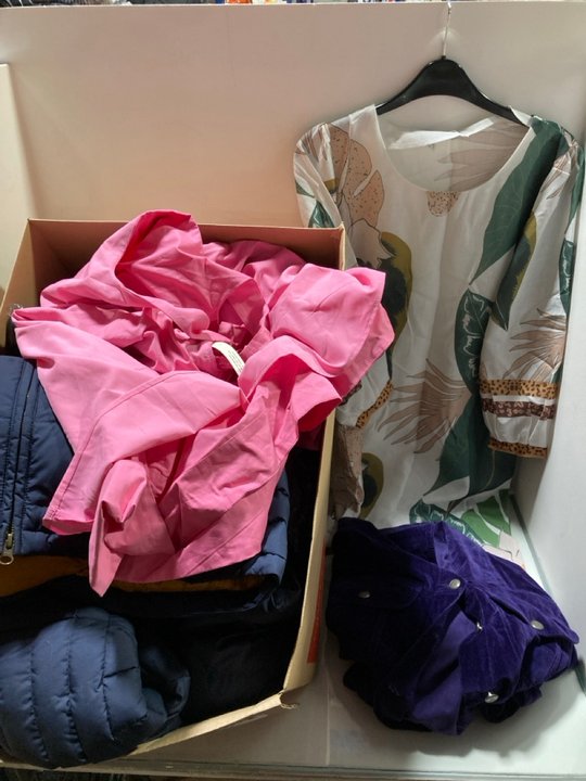 Lot 1120  
            Marchington SR13 - Parcel Delivery Only 

                
QTY OF ASSORTED WOMENS CLOTHING - SIZE UK MEDIUM & 12 TO INCLUDE AUMORA L/S LINEN...