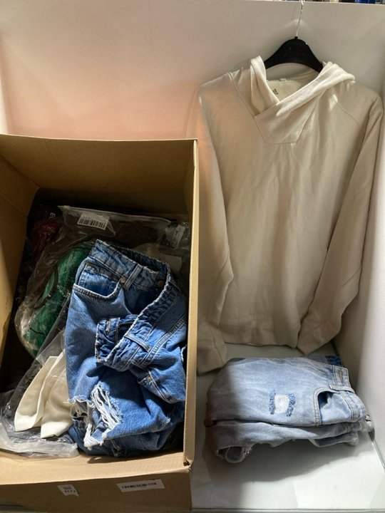 Lot 1122  
            Marchington SR13 - Parcel Delivery Only 

                
QTY OF ASSORTED WOMENS CLOTHING - SIZE UK X-SMALL, 6 & 8 TO INCLUDE NEW LOOK TORI...