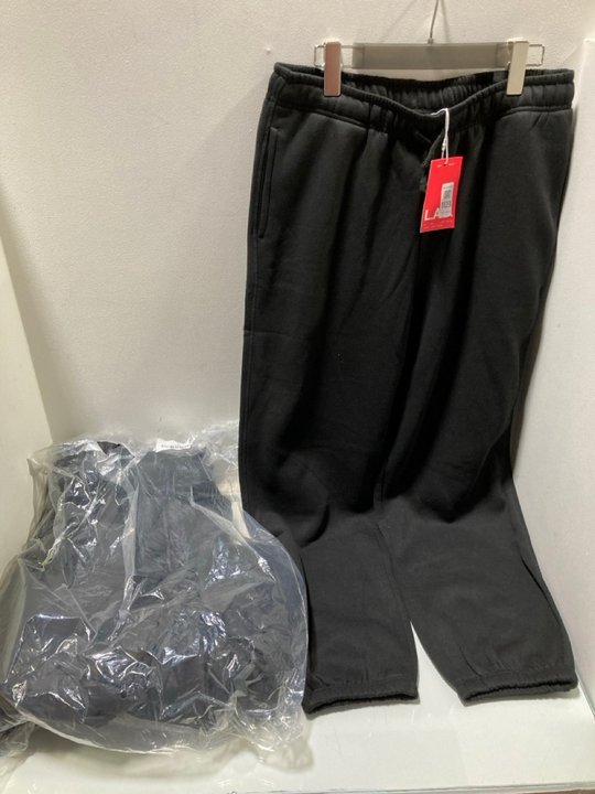 Lot 1123  
            Marchington SR13 - Parcel Delivery Only 

                
ONLY MENS TAHOE HOOD JACKET IN BLACK - SIZE UK XL TO INCLUDE ONLY MENS BEST CUFF ...