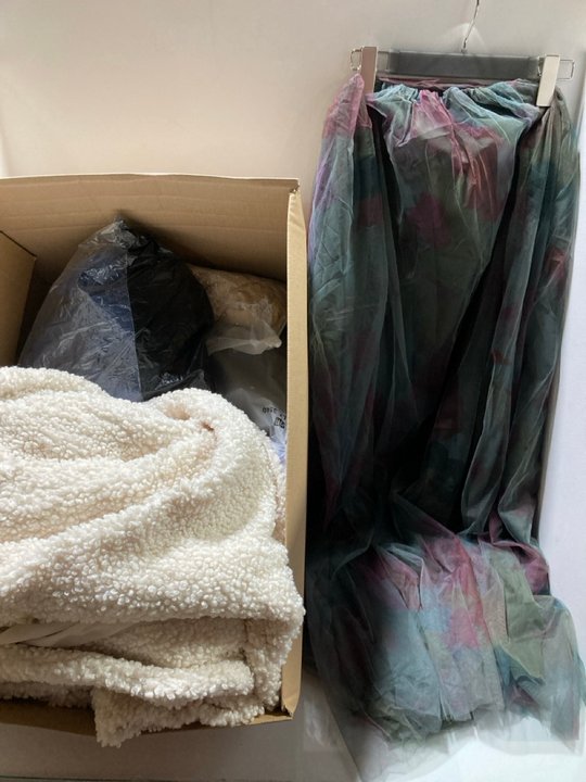 Lot 1127  
            Marchington SR13 - Parcel Delivery Only 

                
QTY OF ASSORTED WOMENS CLOTHING - SIZE UK XL+ & 20+ TO INCLUDE CAPSULE OUTERWEAR ...