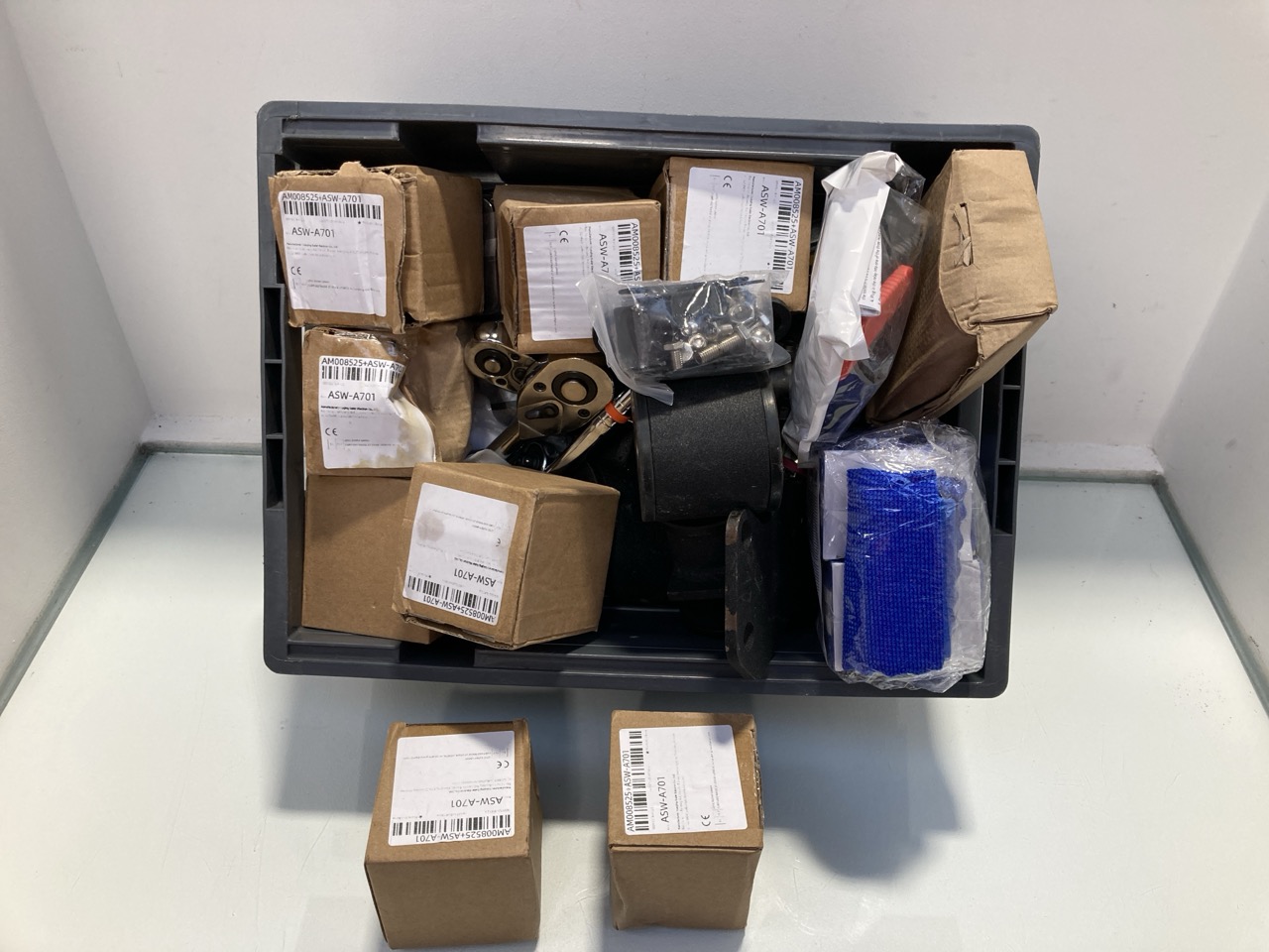 Lot 112  
            Marchington SR13 - Parcel Delivery Only 

                
QTY OF VEHICLE ITEMS TO INCLUDE QUICK EFFECT COATING AGENT: LOCATION - C16