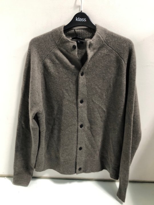 Lot 1132  
            Marchington SR13 - Parcel Delivery Only 

                
MASSIMO DUTTI MENS CARDIGAN - UK SIZE: LARGE - ORIGINAL RRP: £100.00: LOCATION - E17