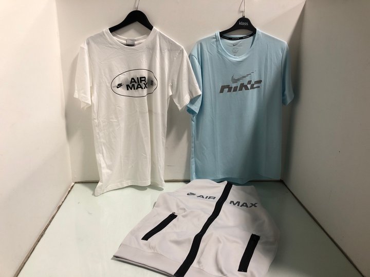 Lot 1133  
            Marchington SR13 - Parcel Delivery Only 

                
3 X ASSORTED MENS CLOTHING IN VARIOUS SIZES TO INCLUDE NIKE DRI FIT SHORT SLEEVE ...