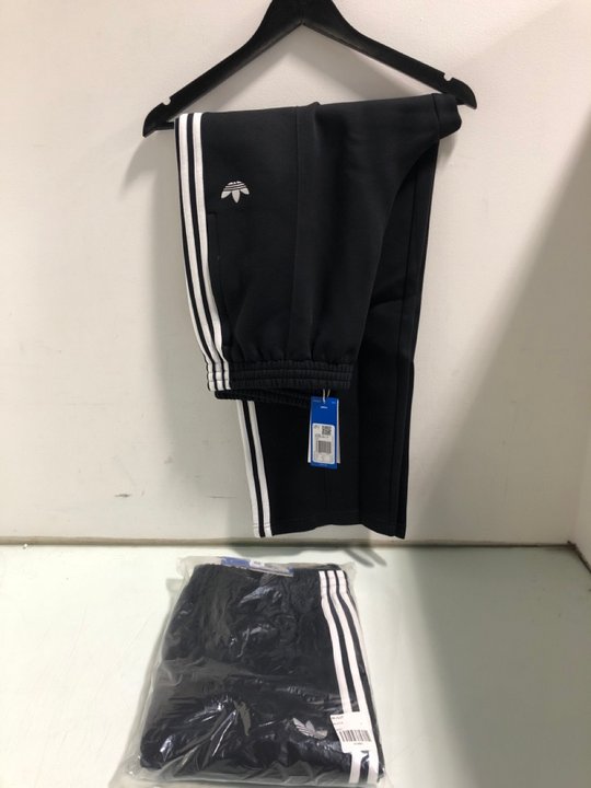 Lot 1134  
            Marchington SR13 - Parcel Delivery Only 

                
2 X ADIDAS MENS BLACK TROUSERS - UK SIZES: MEDIUM / LARGE: LOCATION - E17