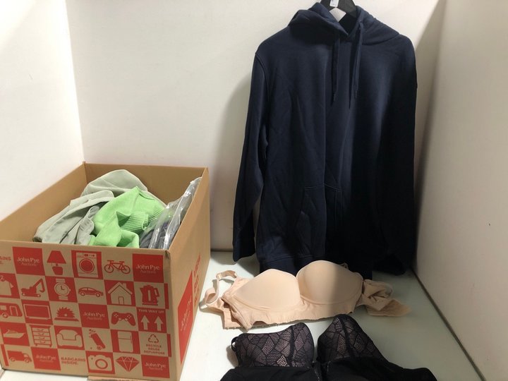 Lot 1141  
            Marchington SR13 - Parcel Delivery Only 

                
QTY OF ASSORTED WOMENS CLOTHING IN VARIOUS SIZES TO INCLUDE GREEN JUMPER - SIZE U...