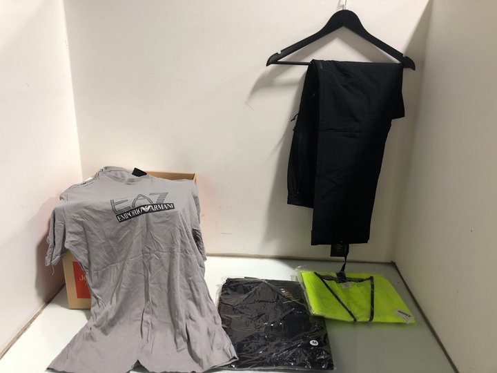 Lot 1142  
            Marchington SR13 - Parcel Delivery Only 

                
QTY OF ASSORTED MENS CLOTHING IN VARIOUS SIZES TO INCLUDE HI VISIBILITY UTILITY V...