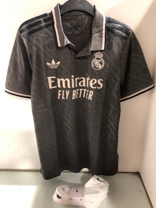 Lot 1147  
            Marchington SR13 - Parcel Delivery Only 

                
ADIDAS EMIRATES FLY BETTER SHORT SLEEVE TEE - UK SIZE: MEDIUM TO INCLUDE NIKE DRI...