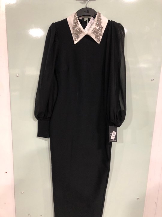 Lot 1149  
            Marchington SR13 - Parcel Delivery Only 

                
KAREN MILLEN BANDAGE COLLARED KNITTED MIDI DRESS WITH SHEER SLEEVE IN BLACK / WHI...
