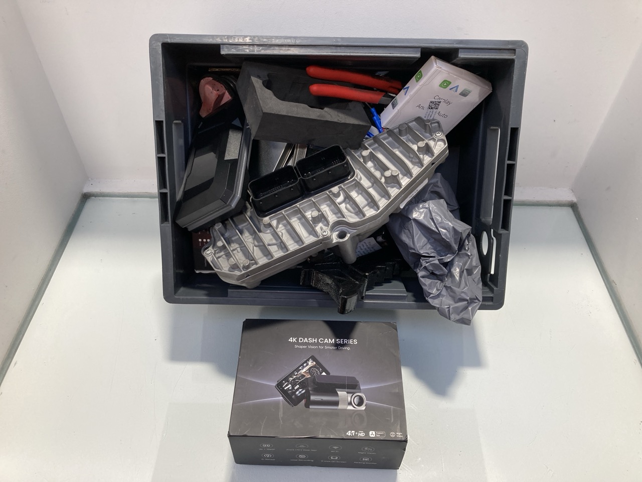 Lot 114  
            Marchington SR13 - Parcel Delivery Only 

                
QTY OF VEHICLE ITEMS TO INCLUDE CARPLAY INTELLIGENT INTERNET BOX: LOCATION - C16