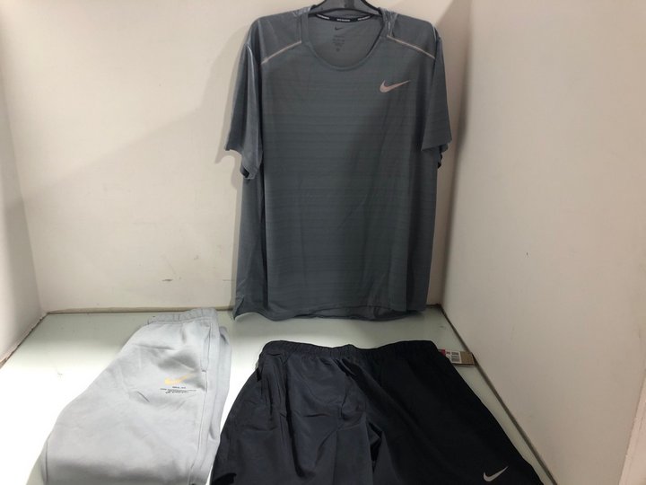 Lot 1150  
            Marchington SR13 - Parcel Delivery Only 

                
3 X NIKE ASSORTED MENS CLOTHING IN VARIOUS SIZES TO INCLUDE SHORT SLEEVE GREY TEE...