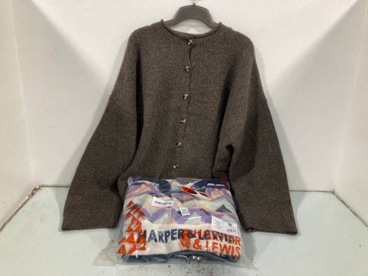 Lot 1158  
            Marchington SR13 - Parcel Delivery Only 

                
HARPER & LEWIS POLAR RETRO PATTERN POPPER NECK FLEECE IN NAVY / MULTI - UK SIZE: ...