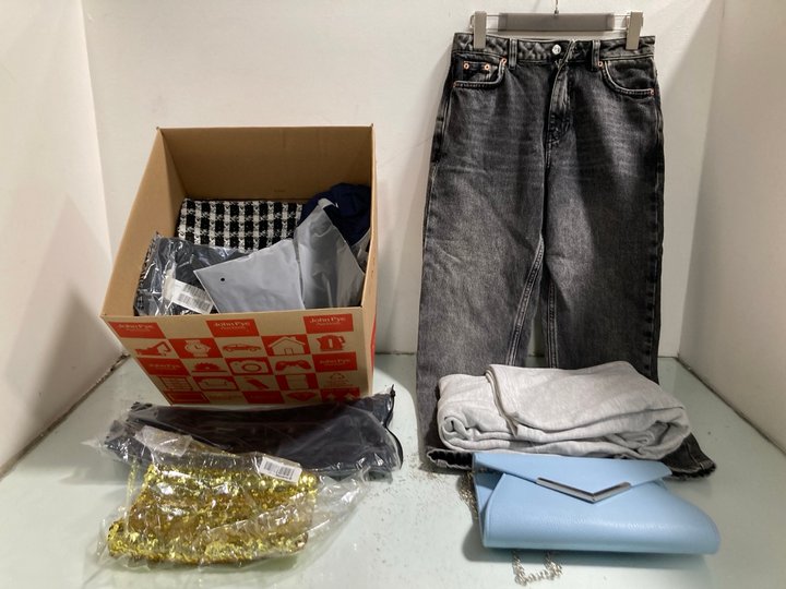 Lot 1159  
            Marchington SR13 - Parcel Delivery Only 

                
QTY OF ASSORTED WOMENS CLOTHING IN VARIOUS SIZES TO INCLUDE PULL & BEAR GREY TROU...