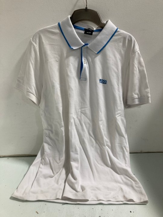 Lot 1166  
            Marchington SR13 - Parcel Delivery Only 

                
HUGO BOSS REGULAR FIT WHITE / BLUE TEE - UK SIZE: LARGE: LOCATION - A15
