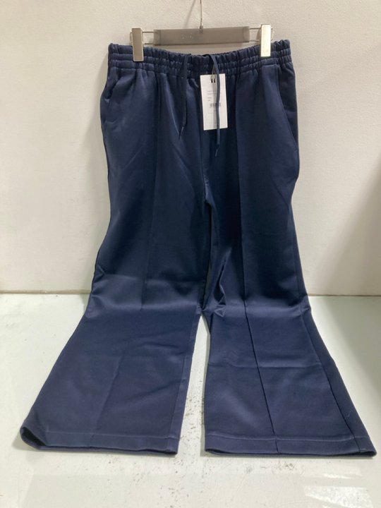 Lot 1171  
            Marchington SR13 - Parcel Delivery Only 

                
HUSH HARRISON PINTUCK JOGGERS IN NAVY - UK SIZE: S/M: LOCATION - A15