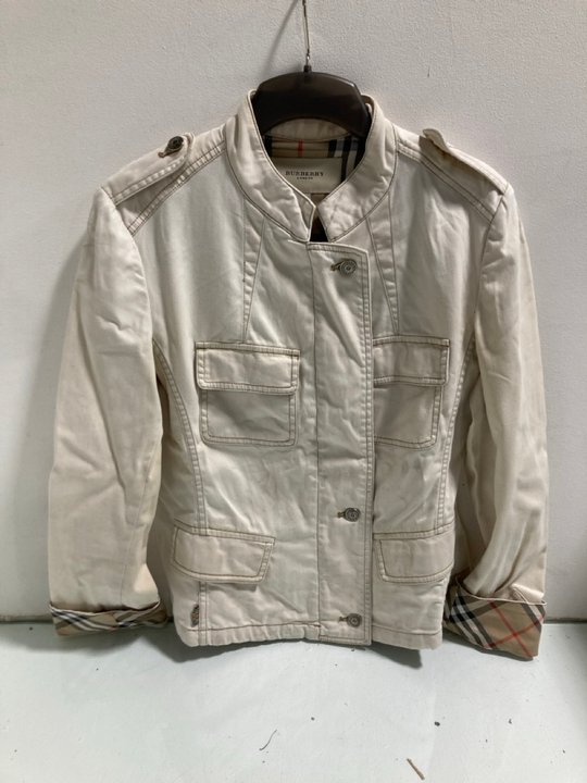 Lot 1172  
            Marchington SR13 - Parcel Delivery Only 

                
BURBERRY LONDON BEIGE JACKET - UK SIZE: LARGE: LOCATION - A15