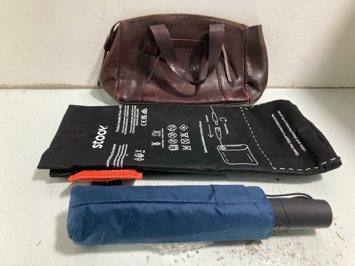 Lot 1175  
            Marchington SR13 - Parcel Delivery Only 

                
3 X ASSORTED ITEMS TO INCLUDE FARE NAVY UMBRELLA: LOCATION - A15