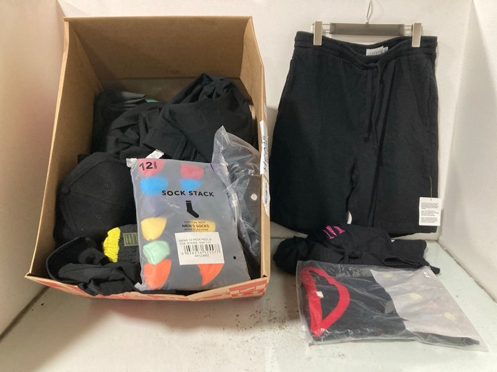 Lot 1181  
            Marchington SR13 - Parcel Delivery Only 

                
QTY OF ASSORTED MENS CLOTHING IN VARIOUS SIZES TO INCLUDE 12 X PAIRS OF BLACK / M...