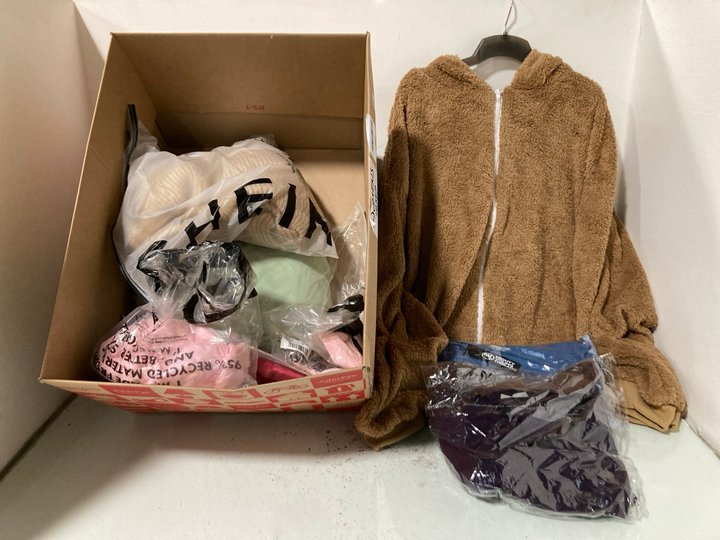 Lot 1183  
            Marchington SR13 - Parcel Delivery Only 

                
QTY OF ASSORTED WOMENS CLOTHING IN VARIOUS SIZES TO INCLUDE ASOS DESIGN FLOATY SH...