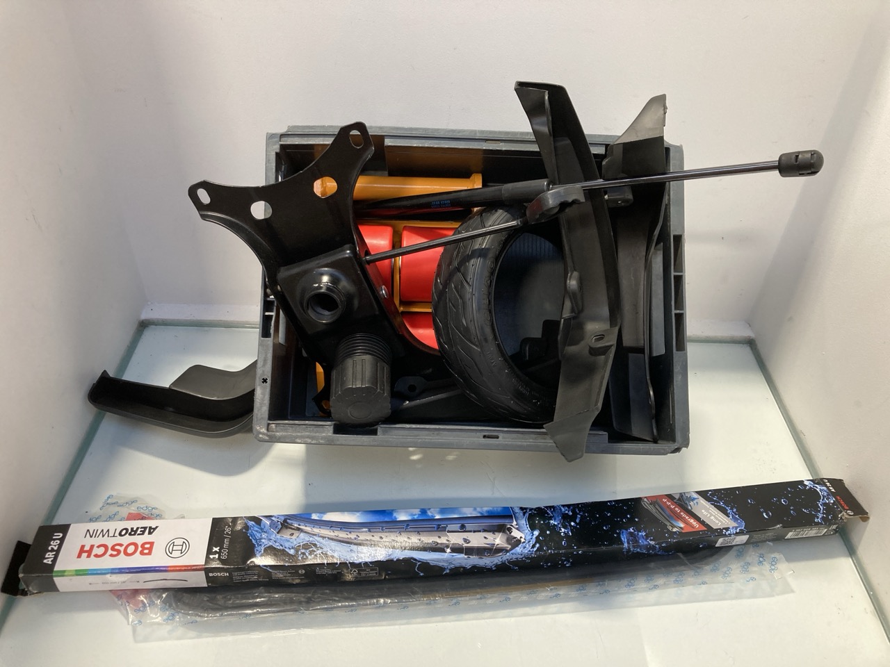 Lot 118  
            Marchington SR13 - Parcel Delivery Only 

                
QTY OF VEHICLE ITEMS TO INCLUDE BOSCH AEROTWIN 650MM WINDOW WIPER: LOCATION - C16