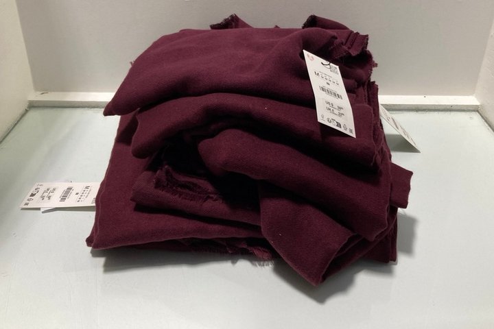Lot 119  
            Marchington SR13 - Parcel Delivery Only 

                
QTY OF ZARA LADIES SCARVES IN BURGUNDY: LOCATION - C17