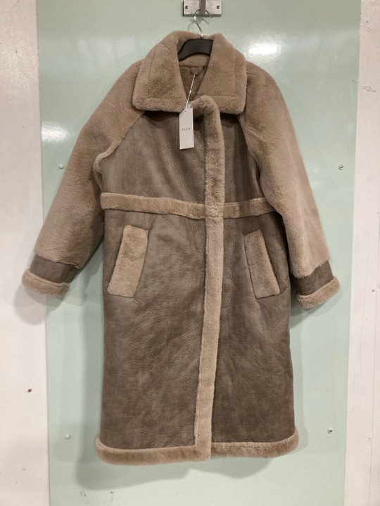 Lot 1200  
            Marchington SR13 - Parcel Delivery Only 

                
VILA WOMENS VIMELBA FAUX SHEARLING COAT IN SIMPLY TAUPE - UK SIZE: 36 - ORIGINAL ...