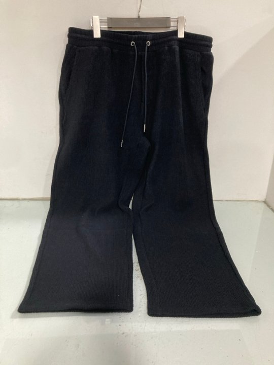 Lot 1206  
            Marchington SR13 - Parcel Delivery Only 

                
KITH HEAVY CREPE RIB KNIT ELMHURST TROUSERS IN BLACK - UK SIZE: XL: LOCATION - A14