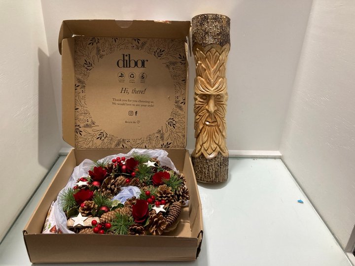 Lot 121  
            Marchington SR13 - Parcel Delivery Only 

                
DIBOR CHRISTMAS DOOR WREATH TO INCLUDE SPIRIT OF EQUINOX WOODEN CARVING: LOCATION...