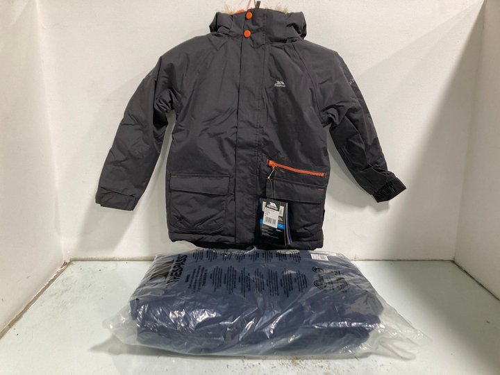 Lot 1222  
            Marchington SR13 - Parcel Delivery Only 

                
TRESPASS UPBEAT-MALE JACKET IN DARK GREY - SIZE: 5 / 6 TO INCLUDE TRESPASS FAME-F...