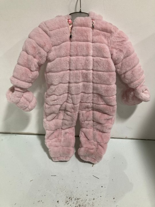 Lot 1223  
            Marchington SR13 - Parcel Delivery Only 

                
TED BAKER BABY PRAMSUIT IN PINK - UK SIZE: 12-18 MONTHS: LOCATION - A13
