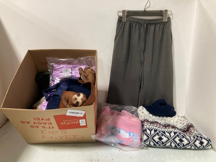 Lot 1236  
            Marchington SR13 - Parcel Delivery Only 

                
QTY OF ASSORTED KIDS CLOTHING IN VARIOUS SIZES TO INCLUDE GREY TROUSERS - UK SIZE...