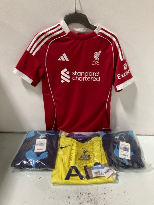 Lot 1238  
            Marchington SR13 - Parcel Delivery Only 

                
4 X ASSORTED CHILDRENS CLOTHING IN VARIOUS SIZES TO INCLUDE TOTTENHAM HOTSPUR PYJ...