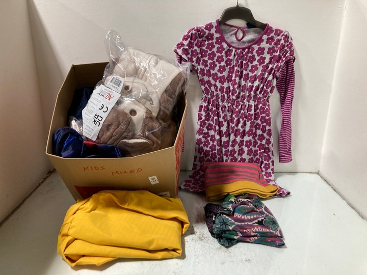 Lot 1242  
            Marchington SR13 - Parcel Delivery Only 

                
QTY OF ASSORTED CHILDRENS CLOTHING IN VARIOUS SIZES TO INCLUDE MONKEY ONESIE IN B...