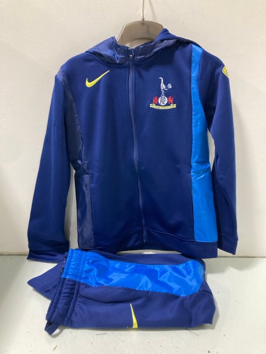 Lot 1249  
            Marchington SR13 - Parcel Delivery Only 

                
ADIDAS TOTTENHAM HOTSPUR CHILDRENS TRACKSUIT IN NAVY-UK SIZE YM: LOCATION - A12
