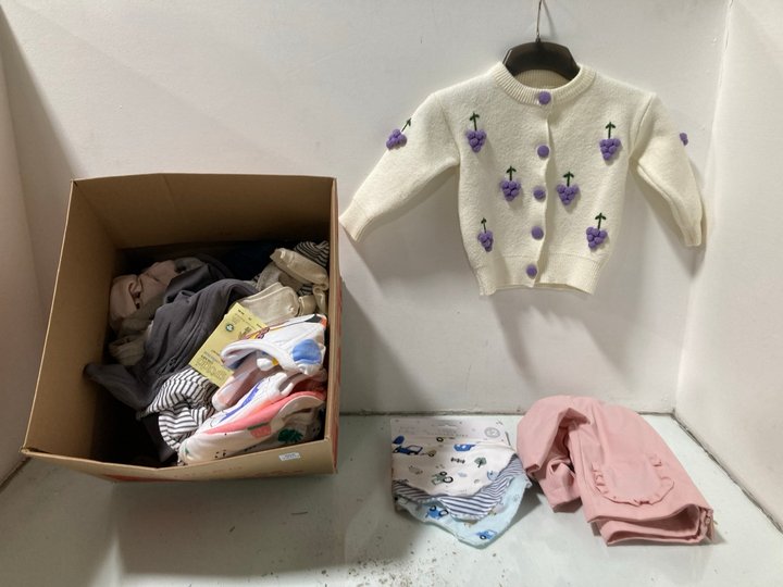 Lot 1250  
            Marchington SR13 - Parcel Delivery Only 

                
QTY OF ASSORTED BABY CLOTHES IN VARIOUS SIZES TO INCLUDE M & S BOOTIES IN CAMEL-A...