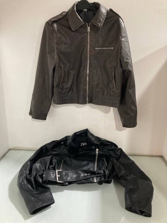 Lot 1259  
            Marchington SR13 - Parcel Delivery Only 

                
ZARA LADIES FAUX LEATHER BOMBER JACKET IN BLACK-UK SIZE S TO INCLUDE DIVIDED FAUX...