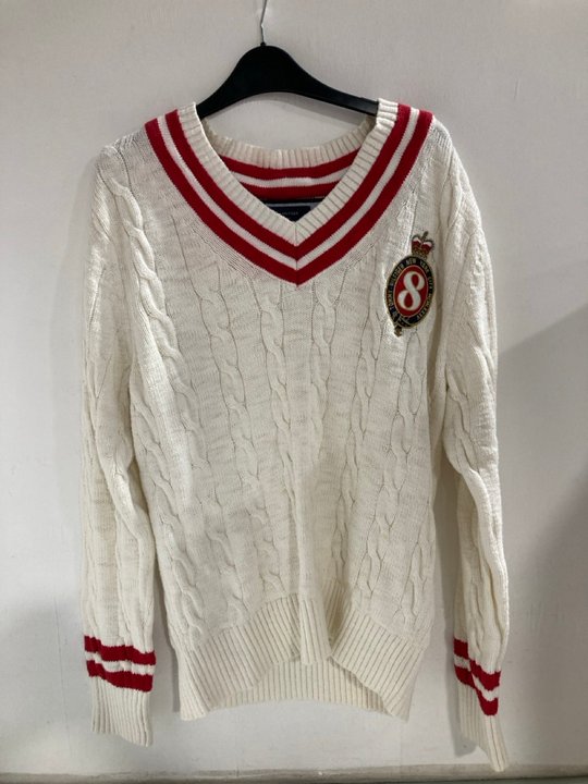 Lot 1261  
            Marchington SR13 - Parcel Delivery Only 

                
TOMMY HILFIGER MENS CABLE KNIT V-NECK SWEATER IN CREAM -UK SIZE M: LOCATION - A11