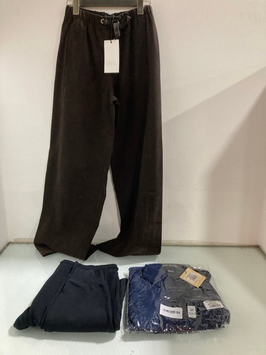 Lot 1263  
            Marchington SR13 - Parcel Delivery Only 

                
3 X ASSORTED LADIES CLOTHING IN VARIOUS SIZES TO INCLUDE GIRL IN MIND SAVORA SUED...