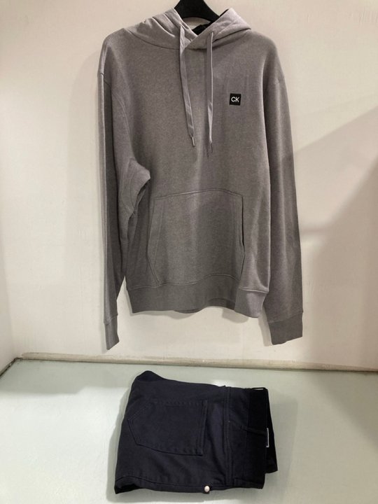 Lot 1264  
            Marchington SR13 - Parcel Delivery Only 

                
CHARLES TYRWHITT CLASSIC FIT MENS JEANS IN BLACK-UK SIZE 40W/32L TO INCLUDE CALVI...