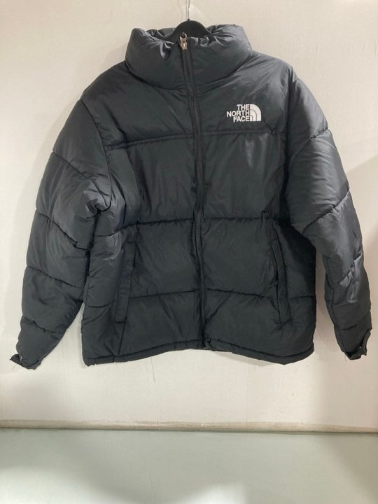 Lot 1268  
            Marchington SR13 - Parcel Delivery Only 

                
THE NORTH FACE 1996 RETRO NPSE JACKET IN BLACK-UK SIZE L-ORIGINAL RRP £269.00: LO...