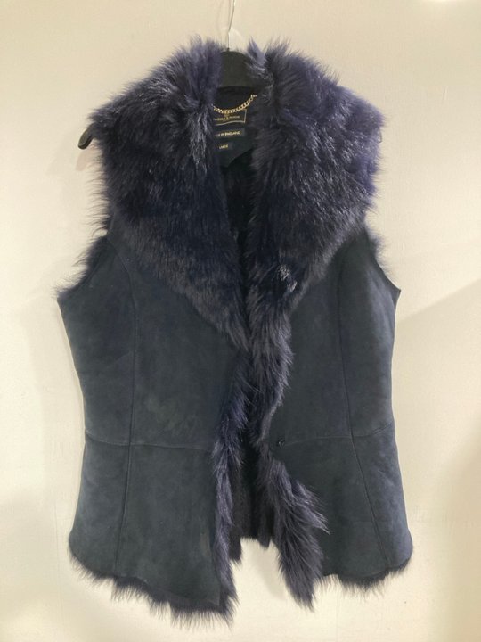 Lot 1269  
            Marchington SR13 - Parcel Delivery Only 

                
FAIRFAX AND FAVOR MATILDA SHEARLING GILET IN NAVY BLUE-UK SIZE L-ORIGINAL RRP £45...