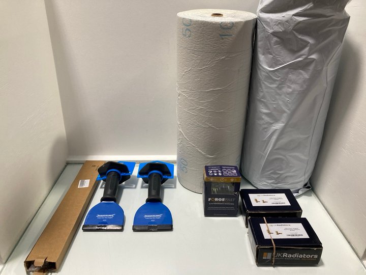 Lot 126  
            Marchington SR13 - Parcel Delivery Only 

                
8 X ASSORTED HARDWARE ITEMS TO INCLUDE 2 X SILVERLINE BOLSTER CHISELS WITH GUARDS...