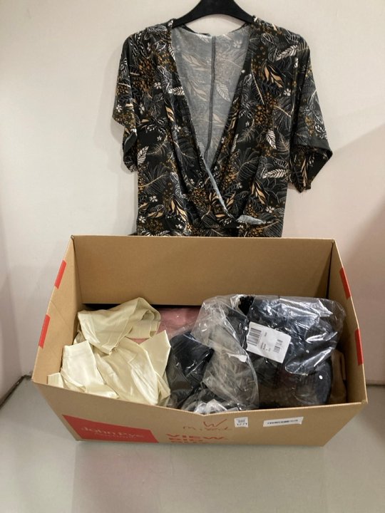 Lot 1271  
            Marchington SR13 - Parcel Delivery Only 

                
QTY OF ASSORTED LADIES CLOTHING IN VARIOUS SIZES TO INCLUDE FLORAL PRINT MAXI DRE...